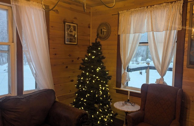 Rustic 2 Bed 1 Bath Cottage in Kaministiquia w Breathtaking Views of the Valley