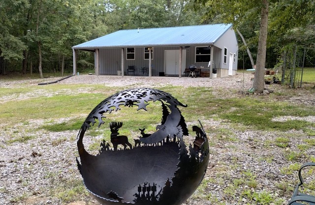 Rustic 2-bedroom cabin next to 1000+ acre Conservation area near Mark Twain Lake