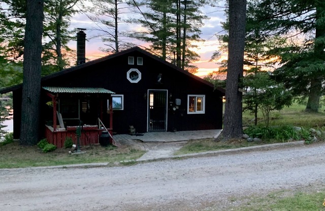 Rustic 2-bedroom cabin on Boyd Pond