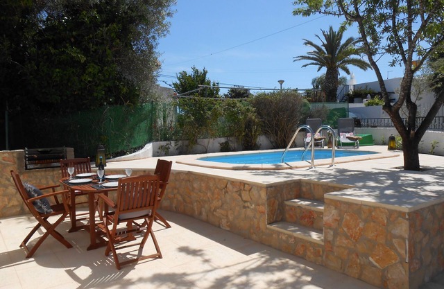 Rustikale freistehende Villa mit 2 Schlafzimmern, Privatpool, Klimaanlage.