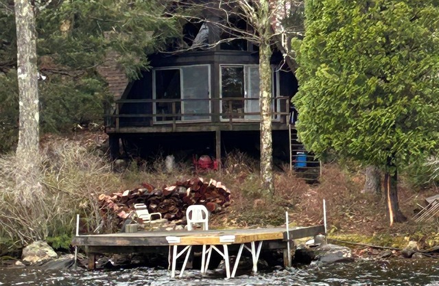 Rustic 3-bedroom cabin on Canada Lake with pontoon boat