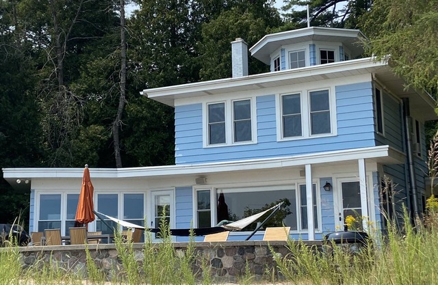 Classic 3BR cottage on beautiful Lake Michigan beach now booking for Fall!