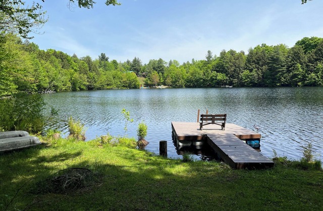 Rustic 4-bedroom cabin, on lake with WiFi, near Adirondacks A Place to Remember!