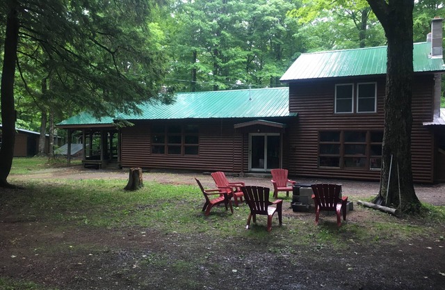 Rustikales ADIRONDACK-HAUS AUF FRANZÖSISCHEM TEICH MIT PRIVATEM SANDSTRAND