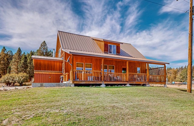Rustic and secluded cabin with two decks, hot tub, board games, W/D, & AC