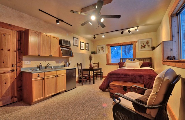 Verfügbar für die SUNDANCE Studio Master Suite in der Lofty Mountain Cabin