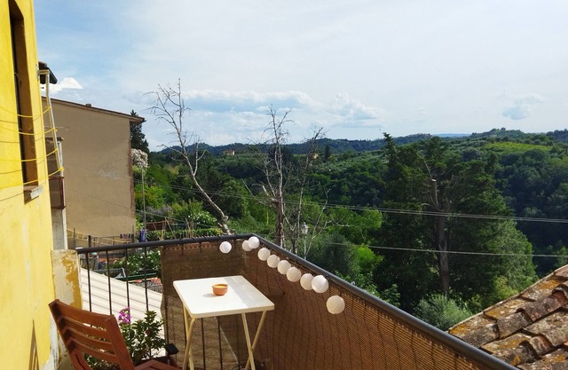 Rustic apartment with balcony and panoramic views of Tuscany