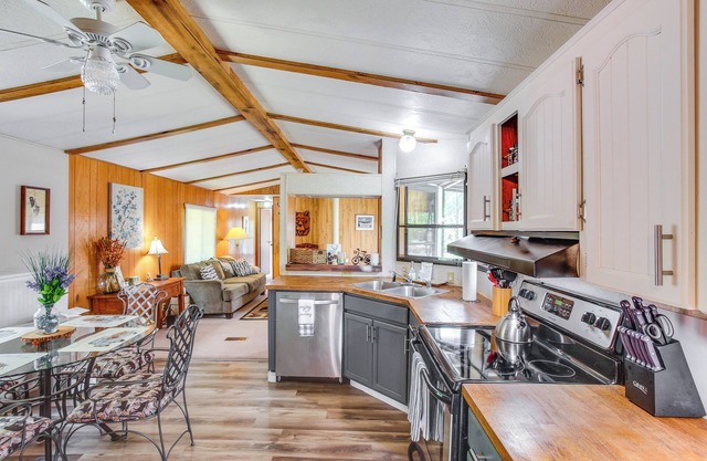 Rustic Ashford Cabin w/ Yard & Fire Pit!