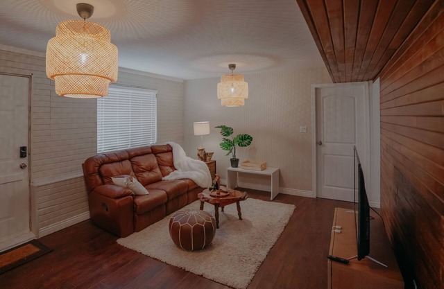 Rustic Aurora- Free Parking & Free WIFI(2 mins away from Downtown Surrey)