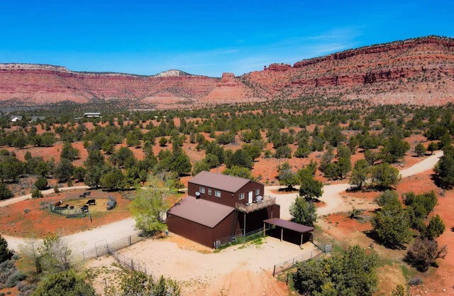 Amazing Stargazing at Kanab Barn Loft House! On 40 Acres with Red Cliffs, Great