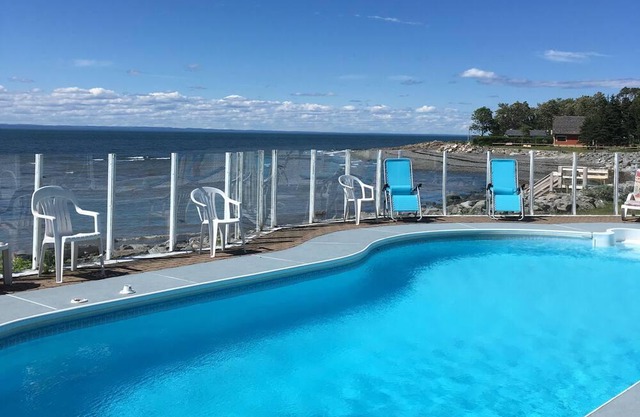 Rustikales Ferienhaus am Meer mit privatem beheiztem Pool