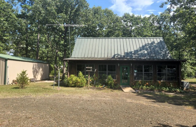 Rustic cabin Broaddus, Tx. 1m to Powell Park Marina Lake Sam Rayburn