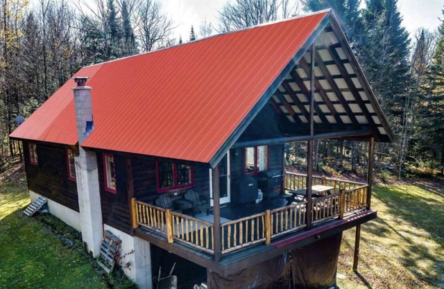 Rustic cabin in Pittsburg NH with direct trail access & plenty of parking!!