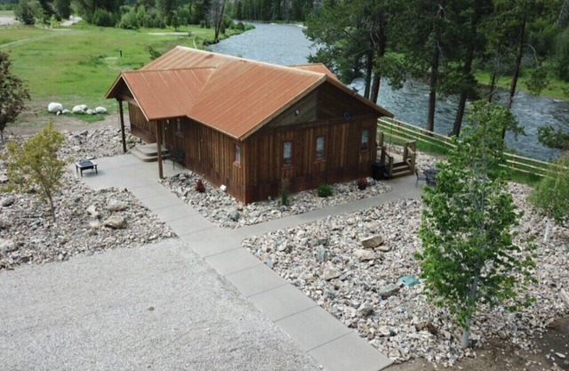 Rustic Cabin ist eine wunderschöne neue Hütte direkt am Rock Creek!