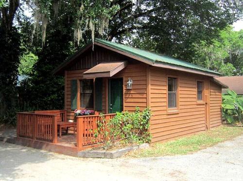 Rustic Cabin Perfect for a Romantic Getaway in Inverness, Florida