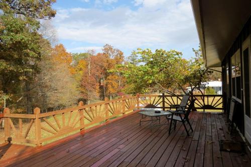 Rustic Cabin Rental with a Wood-Burning Stove near Meramec State Park, Missouri