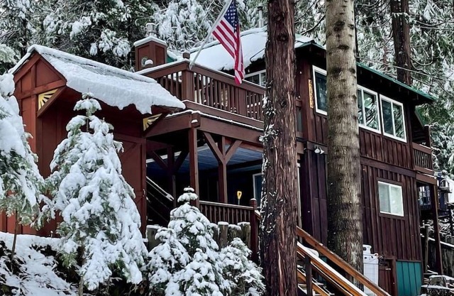 Rustic Cabin Retreat | 7 Miles to Yosemite | King Beds