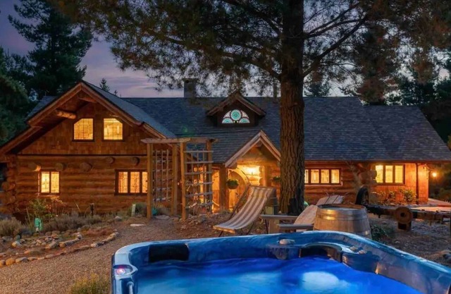Rustic Cabin With hot tub at Homewood Forest Retreat