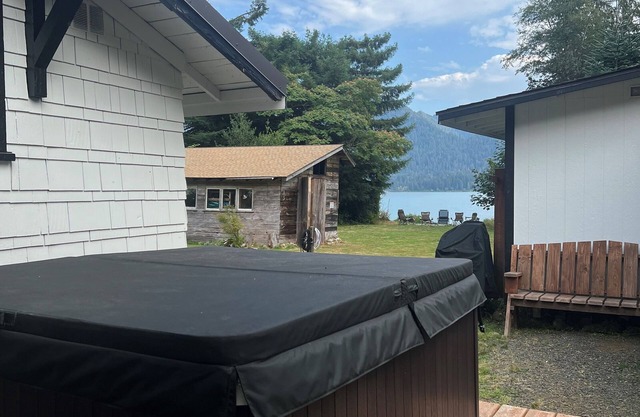 Rustic cabin with WiFi in the Olympic National Park with lake view.