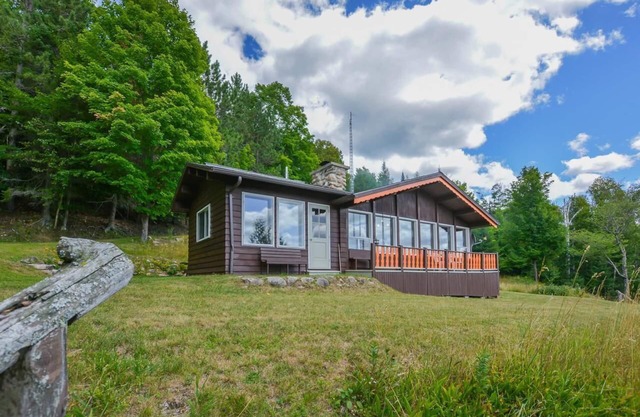 Rustic chalet - directly on the lake with sandy beach