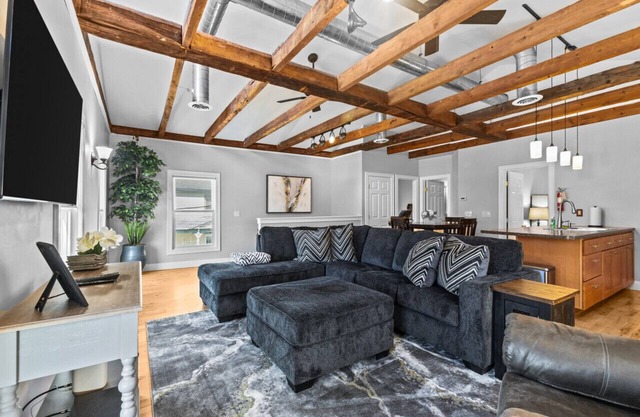 Rustic Charm 2BR Downtown Burl.