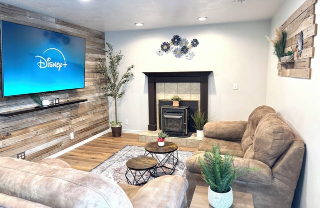 Rustic Charm, Cozy and Comfy Nearby Olympic Oval, Great Location