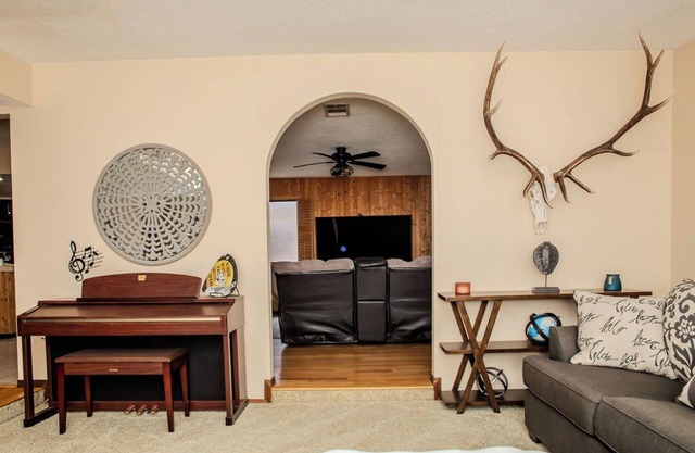 Rustic Charm near Trails & Brews - Pet Friendly enclosed Yard