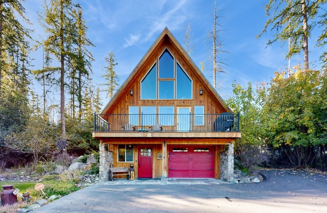 Rustic charm w/ modern amenities, an expansive back patio, mountain views