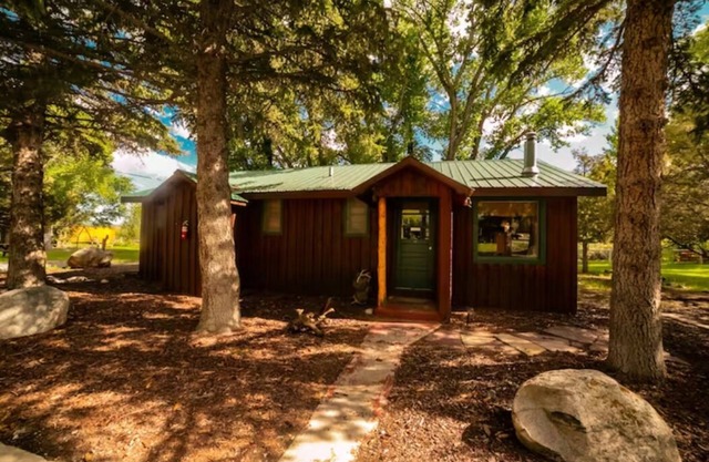 Rustic Charm: Yellowstone Cabin /Hot tub