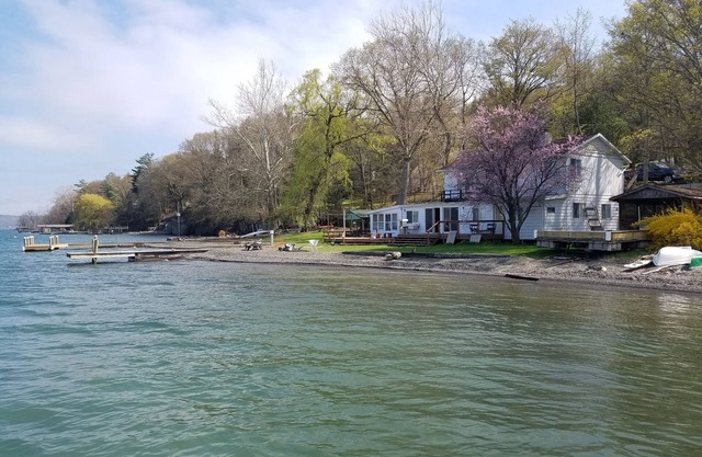 Rustic-chic cottage with fantastic lake access, 15 minutes to Ithaca