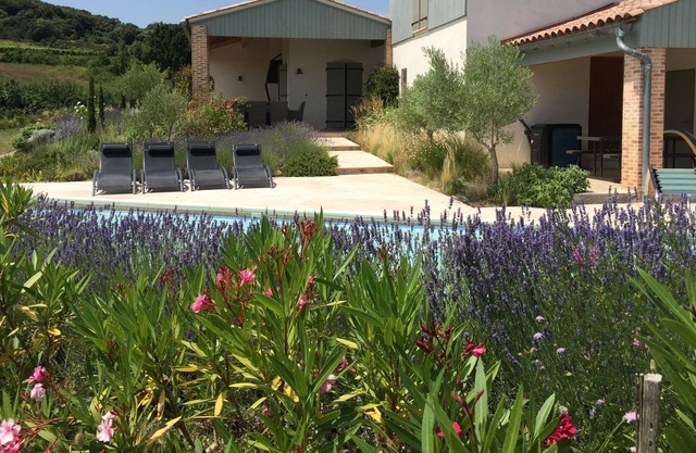 Rustikal-schickes Haus mit großem beheiztem Pool und herrlichem Blick über ein Dorf
