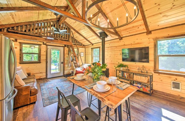 Rustic-Chic Woodland Hideaway with Hot Tub!