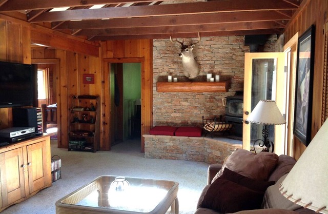 Rustikale klassische Tahoe-Hütte, privat und friedlich in der Nähe von Sunnyside Beach & Marina