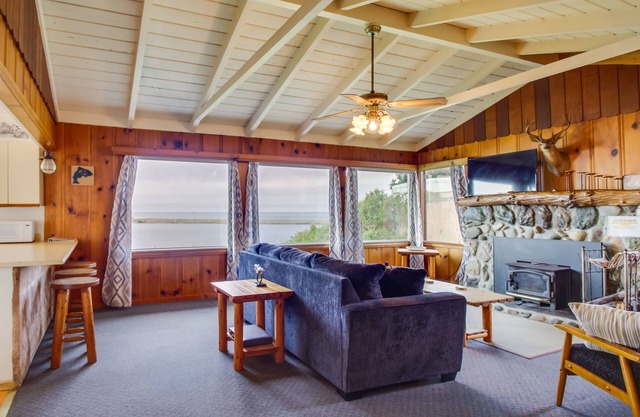 NEU! Coastal Smith River Cottage mit Meerblick!