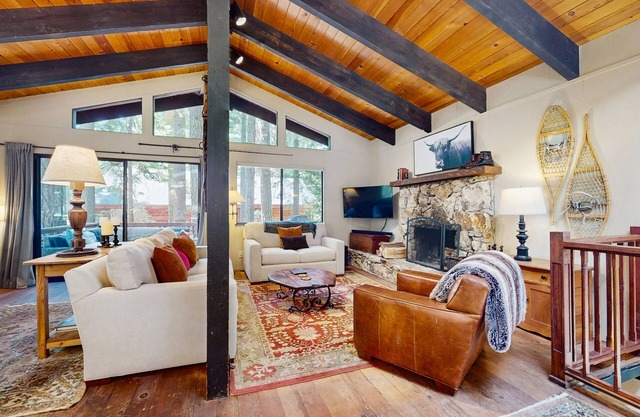 Rustic, comfy, dog-friendly cabin in the pines - walk to homeowners lake & beach