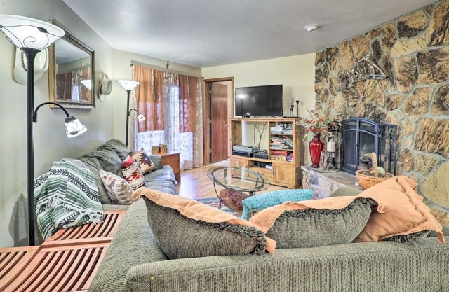 Rustic Condo with Deck Less Than 1 Mi to Angel Fire Resort!