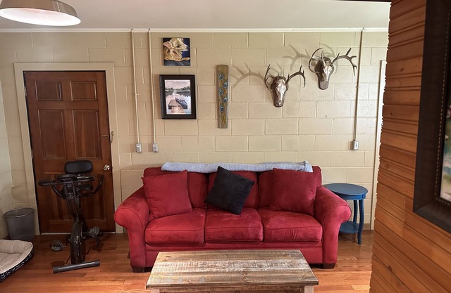 Rustic cottage getaway close to lake and golf course