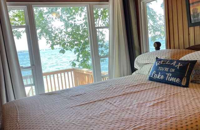Rustic Cottage on Lake Couchiching and 5 minutes from Casino Rama
