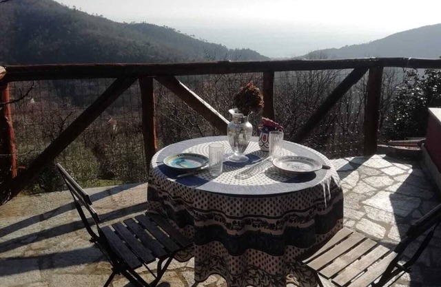 Rustikes Landhaus mitten in der Natur mit blick auf dem Meer