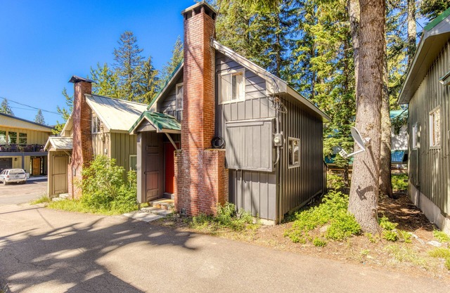 Rustic & cozy cabin with fast WiFi & games - close to slopes, dining & golf