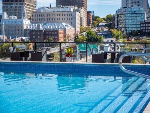 Rustic, Downtown Quebec, Rooftop pool, 2 bedrooms AND 2 bathrooms -up to 6 guests