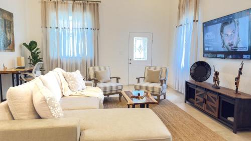 Rustic Elegance Farmhouse, Sanford Farms, Fl