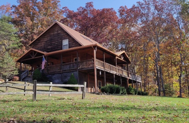 Rustic Elegance Lodge - Picturesque 6 bedroom cabin, Hot Tub, Pool Table
