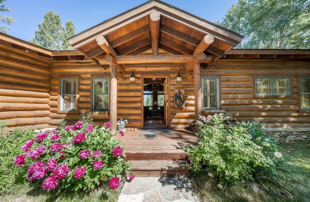 Rustic Elegance, Quiet, 20 min from Town or Teton Village. Sleeps 9