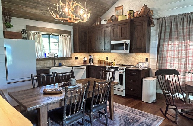 New Rustic Elegant Cabin 5 Mns to YNP ~ Open Year Round
