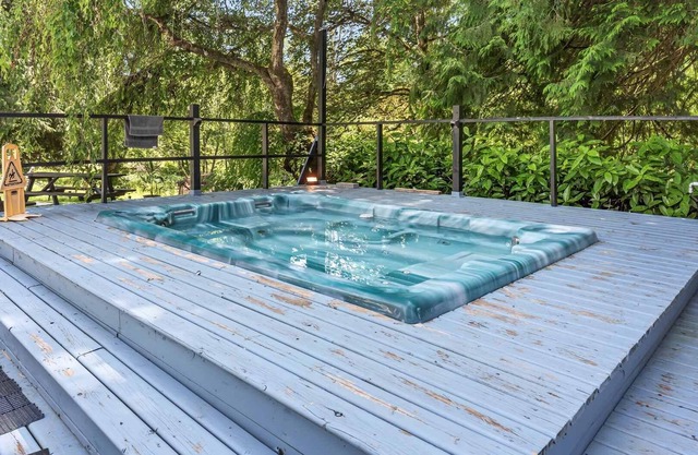 Rustic Family Farm House with Pool River, Sauna & More