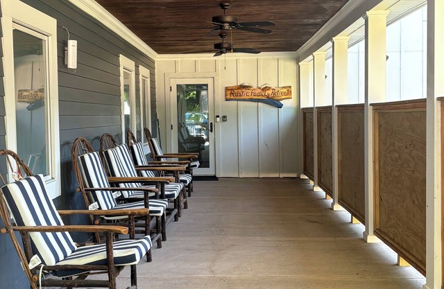 Rustic Family Retreat Getaway Pet friendly.