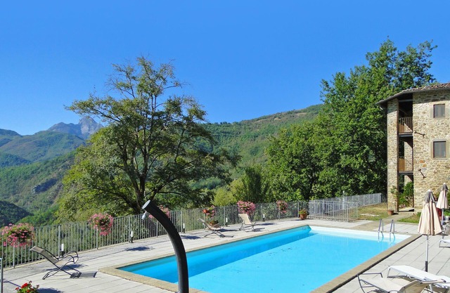Rustikales Bauernhaus, privater Pool 5 Schlafzimmer, zu Fuß zum Restaurant, Blick auf die Berge!