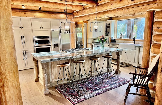 Rustic film producer's haven in Sundance, Hot Tub, Fire Pits, Views!