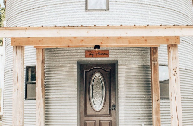 Rustic Grain Bin Lodge with WiFi and AC in Loose Creek, MO